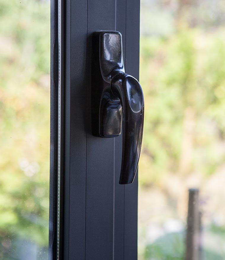 MVA assure le SAV et la réparation de portes, fenêtres, portails, portes de garage, menuiserie alu, Le Rheu, Rennes, Mordelles